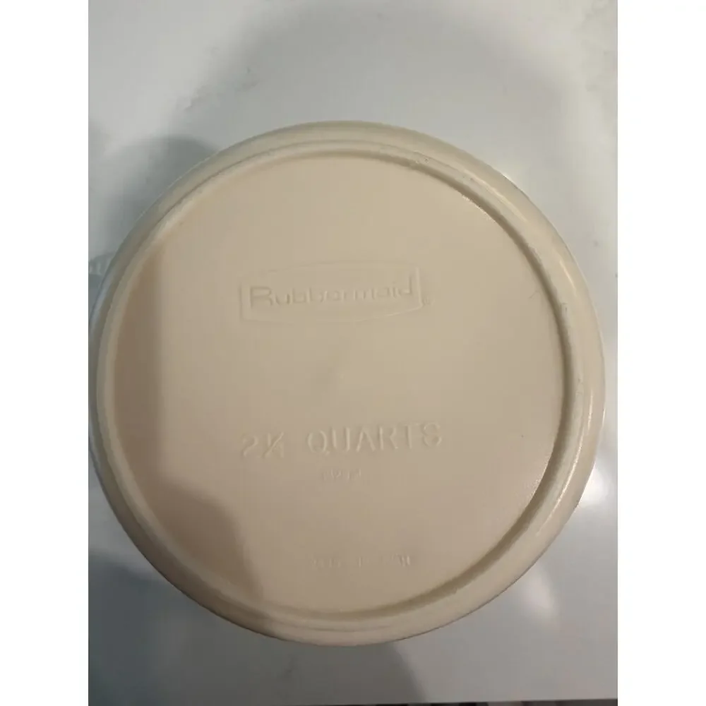 Vintage Rubbermaid #2445 Cream 2 1/4 Quart Pitcher w/ Slotted White Lid